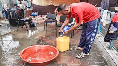 نازحون غزة يجمعون مياه الأمطار لشربها